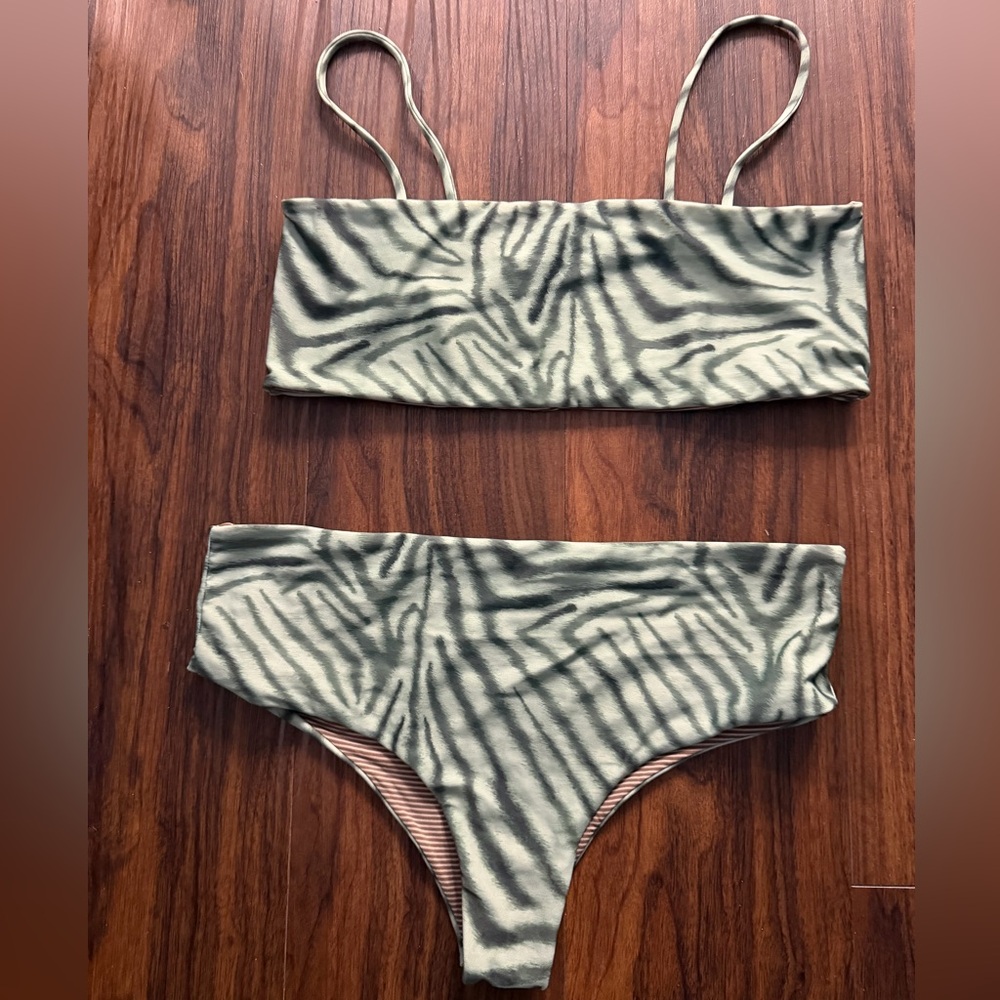 Acacia Savannah Rhodes Top(M) and Duke Bottoms (S) - Picture 2 of 5